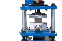 Machine de formage de rouleaux pour porte de garage à enroulement FORWARD, contrôlée par PLC, avec moteur à engrenages et roulements