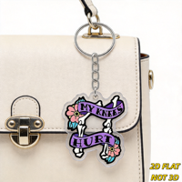 Porte-clés « My Knees Hurt Bone & Flower » avec bannière violette et jambes de squelette, breloque en acrylique découpée pour clés ou sac