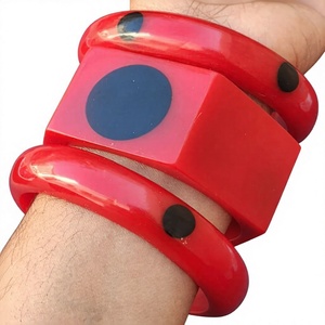 Nouveaux Bracelets Joncs Géométriques en Acrylique de Haute Qualité Rouge avec Points Noirs Tendance Élégants Bijoux de Créateur Unisexe pour Mariage Femme - Product Image 1