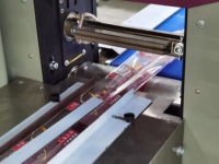Machine d'emballage automatique pour barres granola et barres chocolatées