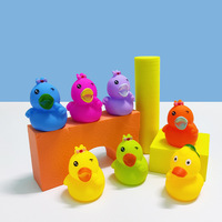 Canard personnalisé en caoutchouc jaune bleu vert de 3 pouces Jouet de bain en résine PVC Clin d'oeil de plongée en plastique en vrac Canard couineur personnalisé