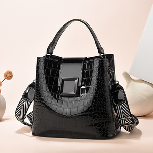 Señoras de hombro de la mujer pequeño barato cubo negro chica messenger clásica bandolera bolsos con tassell - Product Image 4