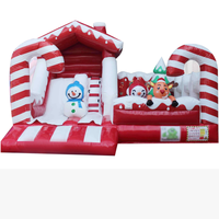 Parcours d'obstacles de Noël avec toboggan, château gonflable extérieur décoré pour enfants, petite machine distributrice, jeux de carnaval, ballons