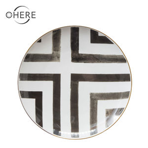 Ensemble <span class=keywords><strong>de</strong></span> dîner en porcelaine osseuse classique Crossroads utilisé pour <span class=keywords><strong>la</strong></span> <span class=keywords><strong>vaisselle</strong></span> <span class=keywords><strong>de</strong></span> restaurant Plats à bordure dorée Assiette à dîner en porcelaine fine réutilisable - Product Image 3