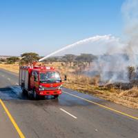 Camion de pompiers à réponse rapide de 2,5 tonnes Dongfeng 4x2 5 places avec citerne à eau et lance d'incendie longue portée de 48 m