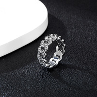 Bague tendance haut de gamme pour homme en alliage argenté plaqué argent, ornée de cristaux cubains et de strass, idéale pour un usage quotidien ou comme cadeau de fiançailles.