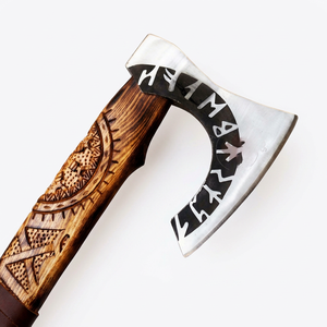 Hacha Vikinga Hecha a Mano Personalizada, Hoja de Acero Forjado, Mango de Madera con Diseño Tallado, para Uso en Supervivencia, con Funda de Cuero - Product Image 1