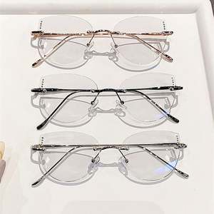 Gafas de Sol Ultraligeras Anti Luz Azul 2025, Gafas Fotocromáticas Sin Montura con Diseño de Ojo de Gato para Mujer - Product Image 2