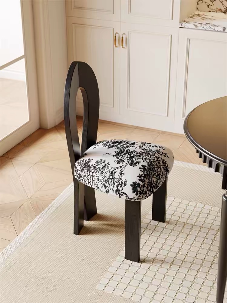 Tela bordada con diseño de ramas de arbutus.