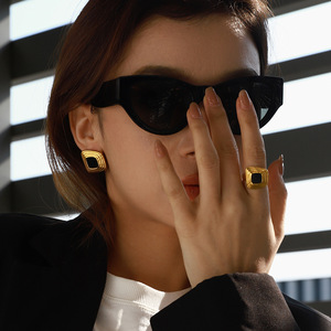 Parure de bijoux géométrique carrée en acier inoxydable, avec sertissage en résine dorée et noire, boucles d'oreilles et bague tendance - Product Image 4