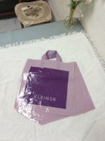 Sacs en plastique PE épais et durables personnalisés, impression de logo en sérigraphie, poignée de longueur de main pour les magasins de vêtements, sacs cadeaux pour garçons et filles