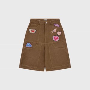 Shorts en jean marron avec patchs, style streetwear estival classique - Product Image 4