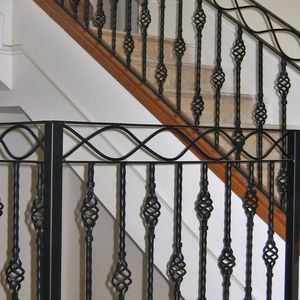 Les rampes en fer forgé élégantes sont des rampes artisanales détaillées, adaptées aux jardins de villas et aux espaces de rampes extérieurs personnalisés. - Product Image 4