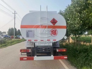 Camion-citerne à huile Sinotruk 8X4 de 28m³ à 40m³ pour le ravitaillement mobile des champs pétrolifères - Product Image 3