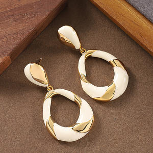 Boucles d'oreilles tendance style français, rétro vintage, en alliage, forme ovale géométrique irrégulière effet goutte d'huile, luxe léger, personnalité de niche, tige en argent - Product Image 1