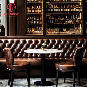 Set di Arredamento Vintage di Lusso, Sedute in Pelle, Tavolo Rotondo in Marmo, Sedie Imbottite per Ristorante, Bistrot, Hotel, Bar, Caffè - Product Image 1