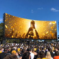 Écran LED d'extérieur P2.9 à louer, haute luminosité 5000cd, 3840Hz, taux de rafraîchissement élevé, écran LED incurvé pour événements sportifs et célébrations