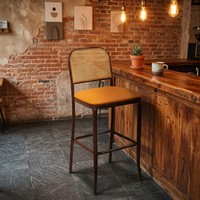 Tabouret de bar moderne en rotin tressé à la main avec base en métal, construction stable pour usage commercial et domestique