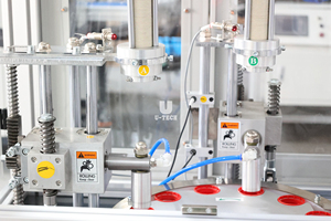 Máquina Automática para Insertar Tapas Abatibles de Plástico, Juntas de Aluminio y Arandelas de Espuma, y Plegar Tapas - Product Image 4