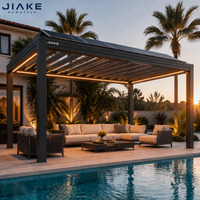 Pergola motorisée en aluminium avec bande lumineuse LED alimentée par panneau solaire et capteur de pluie et de vent pour piscine, jardin et patio