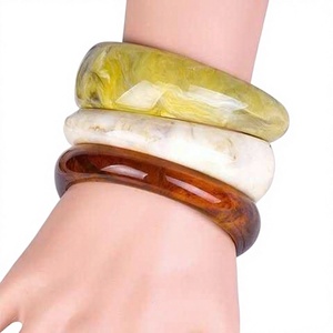 Ensemble de bracelets classiques uniques en résine acrylique hexagonale, multicolores, design tendance unisexe, bijoux de mariage pour femme - Product Image 2