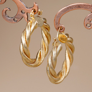 Orecchini a Cerchio in Metallo Intrecciato a Spirale, Gioielli Statement per Donne - Product Image 6