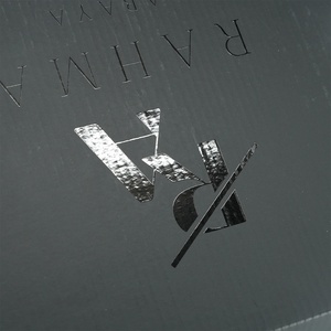 Boîte postale ondulée noire personnalisée avec logo UV boîte d'emballage de vêtements d'estampage de luxe pour abaya <span class=keywords><strong>et</strong></span> marque de mode - Product Image 2