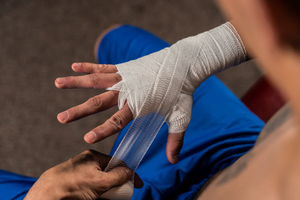 ผ้าพันมือสำหรับกีฬาต่อสู้ ชกมวย MMA มวยไทย คิกบ็อกซิ่ง ป้องกันข้อมือและนิ้วมือ - Product Image 2