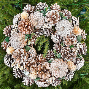 Couronne de Noël artisanale en cônes de pin naturels – Ornements créatifs pour fenêtre et porte, décoration murale élégante - Product Image 1