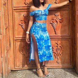 ชุดเซ็ต 2 ชิ้น เสื้อครอปเปิดไหล่พิมพ์ลาย กระโปรงผ่าข้าง แฟชั่นขายดี - Product Image 3