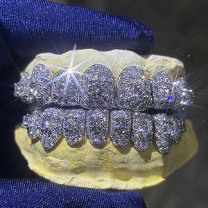 <span class=keywords><strong>Grillz</strong></span> Personnalisés Haut et Bas “Iced Out” Bling en Or Coupe Permanente en Argent S925 Grande Moissanite Diamant Impeccable pour Hommes et Femmes - Product Image 3