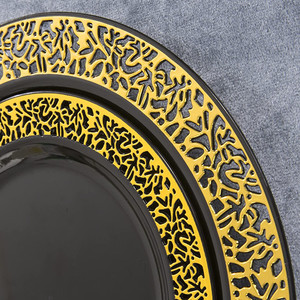 Assiettes à dîner en plastique noir jetables robustes de 10.25 pouces, conception de dentelle dorée, service compostable pour fête de mariage avec couvercle - Product Image 6