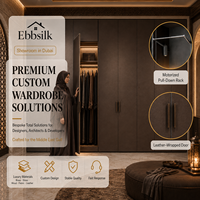 Dressing sur mesure de luxe avec porte battante en verre et cadre en aluminium, pleine hauteur du sol au plafond, pour chambre personnalisée