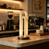 Lampe de table en albâtre Arch, base en métal foncé, vente en gros directe d'usine, hauteur personnalisable, lampe décorative pour chambre à coucher