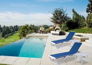 Chaise longue <span class=keywords><strong>de</strong></span> patio Teslin pieds réglables en résine d'aluminium ensemble <span class=keywords><strong>de</strong></span> <span class=keywords><strong>bain</strong></span> <span class=keywords><strong>de</strong></span> <span class=keywords><strong>soleil</strong></span> inclinable pour l'extérieur avec table d'appoint en plastique - Product Image 3