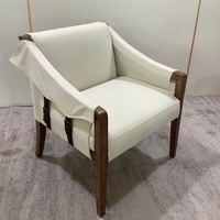 Fauteuil d'appoint OEM de style Mid-Century avec structure en bois massif, tissu blanc et détails de boucle en cuir pour salon et hôtellerie