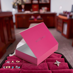 Caja de Regalo Moderna Rosa Personalizada con Estampado Plateado, Grosor de 2 mm, Laminación Mate, Cierre Magnético, Esponja para Recubrimiento UV - Product Image 4
