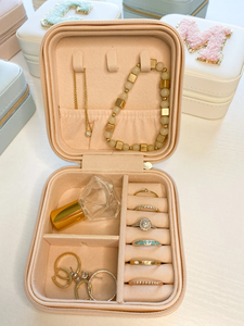 Cajas Organizadoras de Joyería Personalizadas con Iniciales, para Anillos, Aretes y Collares, Estuche de Viaje Pequeño de PU para Guardar Joyas - Product Image 6