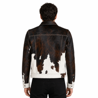 Veste en cuir de vachette noir, marron et blanc avec poils, fermeture éclair, poches à rabat sur la poitrine, surpiqûres contrastées, style rétro streetwear pour homme