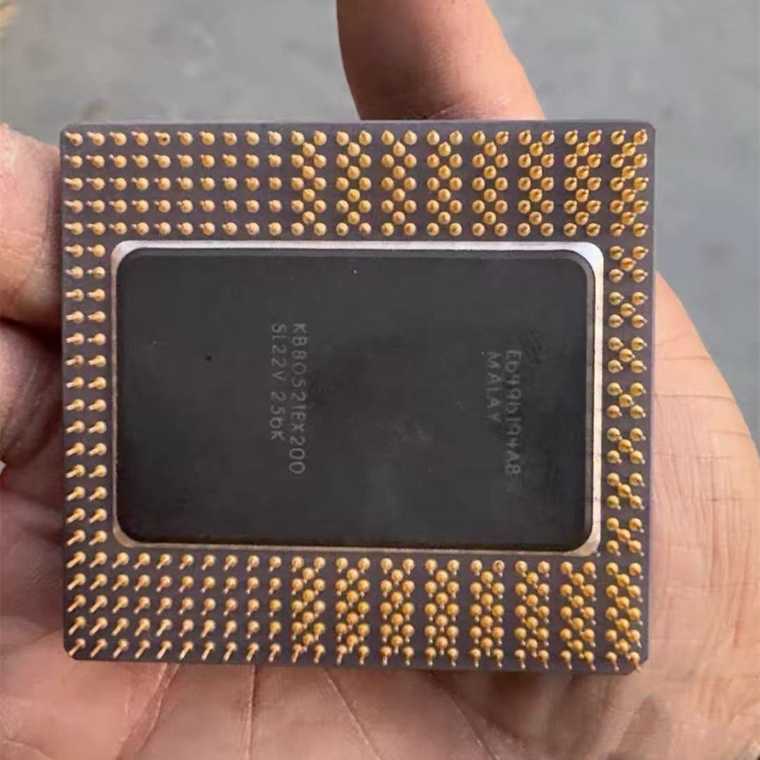 金ピン/金属スクラップが付いているintelのpentiumプロ陶磁器cpuを