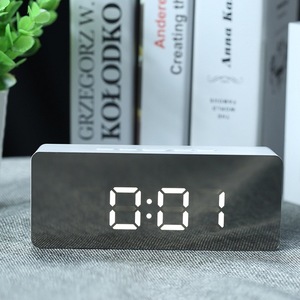 Horloge de table numérique à LED avec réveil, fonction snooze, lumière de réveil, affichage électronique de la date et de la température, décoration de la maison - Product Image 5