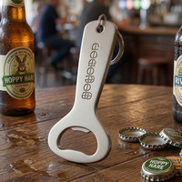 Décapsuleur porte-clés d'été en acier inoxydable plaqué argent avec logo gravé au laser pour ouvrir les bouteilles de bière