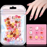 Vente en gros de breloques 3D en résine pour nail art, motifs mignons de donuts et biscuits, bijoux pour ongles, décorations de crème glacée pour ongles, fournisseurs