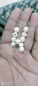 Cuentas Redondas de Hueso Rústicas Hechas a Mano con Diseño Tribal Único Tallado a Mano en Color Beige para la Elaboración de Joyas - Product Image 2