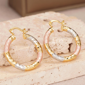 Orecchini a Cerchio Medi con Chiusura a Clip per Donne, Design Colorato per Uso Quotidiano, Accessori per Orecchie - Product Image 5