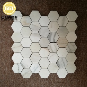 Mosaico de Mármol Hexagonal Calacatta Gold con Acabado Pulido para Proyectos Inmobiliarios, Decoración de Paredes Interiores y Exteriores - Product Image 1