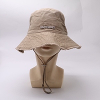 Chapeau Bob Kaki à Bords Effilochés avec Logo Métallique Personnalisé et Sangle Mentonnière pour la Pêche et les Voyages – Usage Décontracté