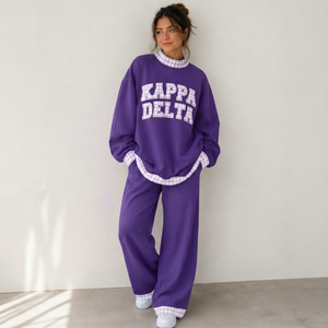 Conjunto de dos piezas personalizado para mujer: Sudadera oversize de cuello simulado y pantalones de chándal de pierna ancha, en algodón polar con diseño a cuadros morado. - Product Image 1