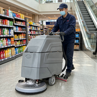 Autolaveuse commerciale autotractée pour terminal aéroportuaire avec 2800 rpm ㎡ Efficacité de nettoyage élevée, réservoir de 56L/65L et autonomie de la batterie de 2-3 heures...