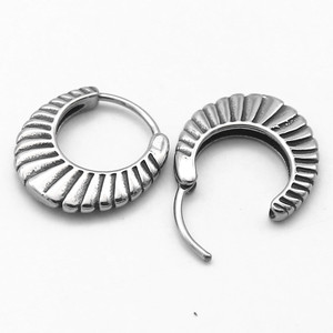 Pendientes Huggie de yunnique con forma de media luna, diseño geométrico en forma de abanico de acero y titanio para mujer, joyería de moda - Product Image 3